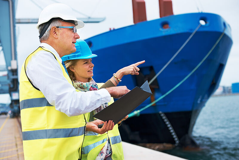 Schifffahrtskaufleute übernehmen kauf­männische, organisatorische und beratende Tätigkeiten.