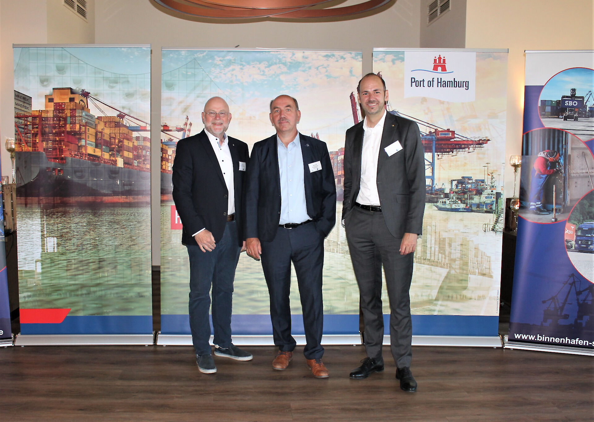 Informierten die Gäste an Bord (v.l.): HHM-CEO Axel Mattern, SBO-Geschäftsführer Heiko Lorof und Friedrich Stuhrmann, CCO bei der HPA. © HHM / Göhler