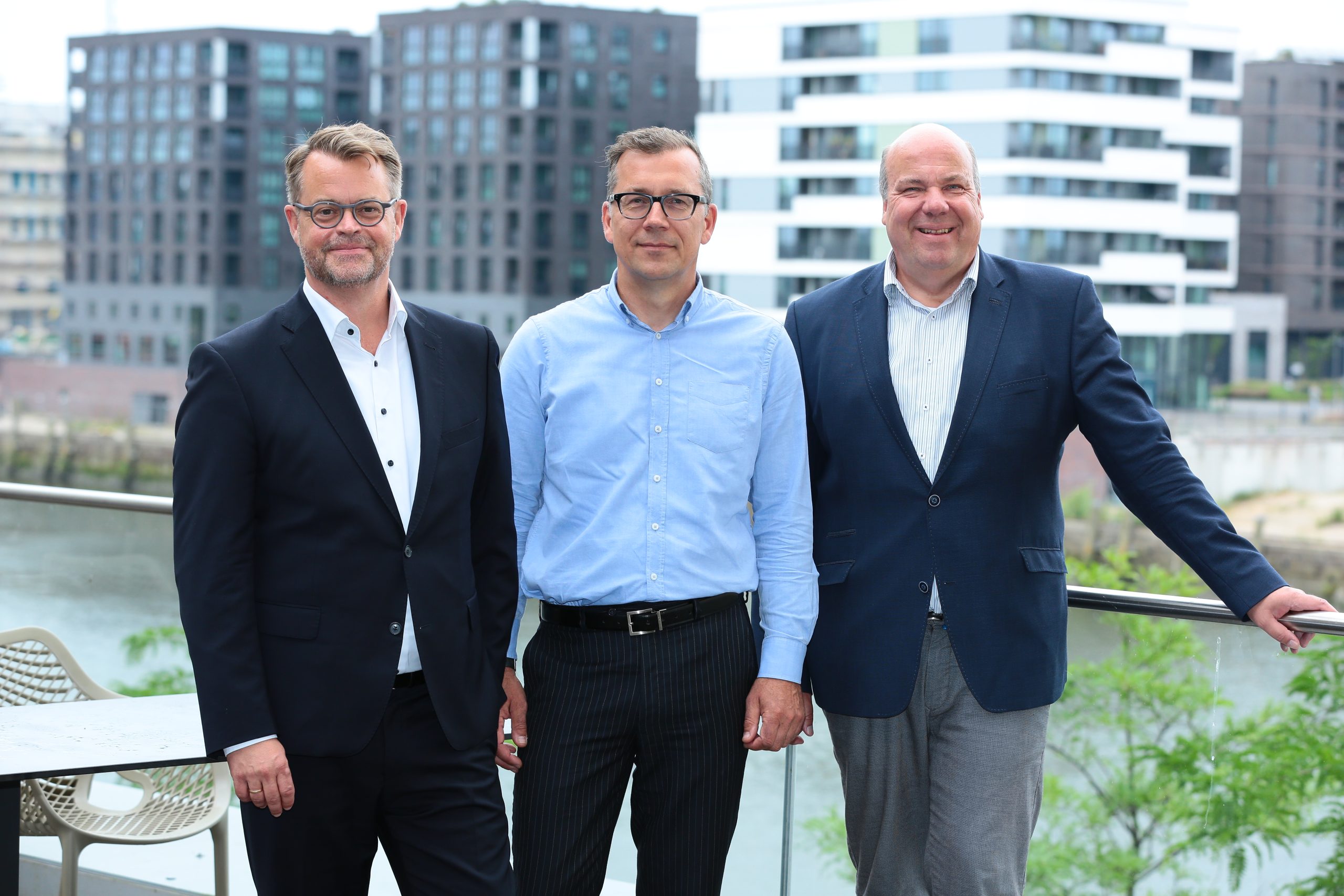 Am 22. Juni fand der 21. Themenabend des spc in Kooperation mit der EMS-Fehn-Group im JUFA Hotel Hamburg statt. V. l. n. r. spc-Vorstandsvorsitzender Wolfgang Nowak, Martin Ollmann von der EMS-Fehn-Group und spc-Geschäftsführer Markus Nölke.